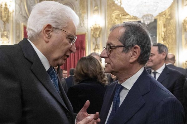 Il presidente della Repubblica Sergio Mattarella con il ministro dell'Economia e delle Finanze, Giovanni Tria, in occasione della cerimonia degli auguri di fine anno con i rappresentanti delle Istituzioni, delle forze politiche e della società civile, Palazzo del Quirinale, Roma, 19 dicembre 2018.
ANSA/UFFICIO STAMPA QUIRINALE/PAOLO GIANDOTTI
+++ ANSA PROVIDES ACCESS TO THIS HANDOUT PHOTO TO BE USED SOLELY TO ILLUSTRATE NEWS REPORTING OR COMMENTARY ON THE FACTS OR EVENTS DEPICTED IN THIS IMAGE; NO ARCHIVING; NO LICENSING +++