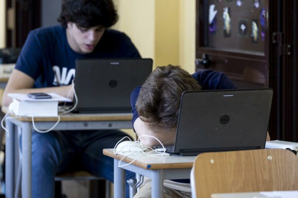 Studenti impegnati negli esami di maturita' alla scuola Azzarita, Roma 21 giugno 2023. Da stamattina oltre 536.000 studenti saranno alle prese in Italia con gli esami di Maturità. E quest'anno si torna alla formula pre-Covid, con due scritti e un colloquio. Oggi si parte con la prima prova, quella di Italiano.
ANSA/MASSIMO PERCOSSI

Final exam at the Azzarita high school in Rome, 21 June 2023. From this morning over 536,000 students in Italy will be grappling with the final exams. And this year we return to the pre-Covid formula, with two writings and an interview. Today we start with the first test, that of Italian. ANSA/MASSIMO PERCOSSI