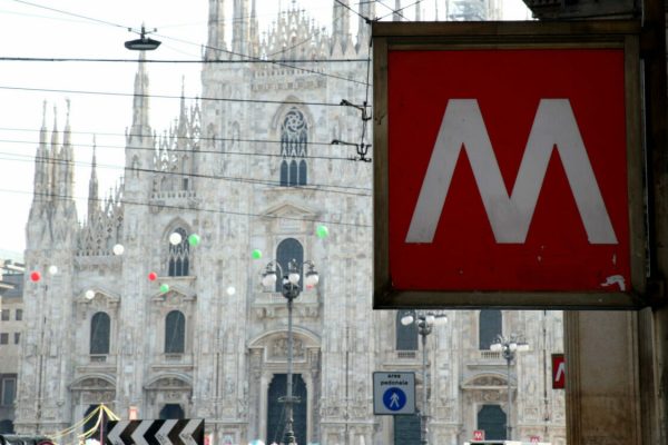 L'insegna della fermata di piazza Duomo della metropolitana di Milano.  Lo sciopero del trasporto pubblico locale, indetto da numerose sigle sindacali, ha bloccato la circolazione delle linee della metropolitana. Milano 26 Marzo 2021.
ANSA / MATTEO BAZZI