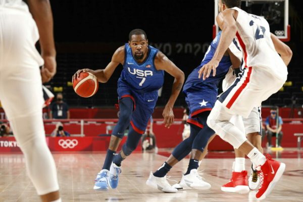 epa09365214 Kevin Durant (C) of USA in action during the second half of the 2020 Tokyo Summer Olympics basketball game between France and United States of America, at Saitama Super Arena in Tokyo, Japan, 25 July 2021.  EPA/MICHAEL REYNOLDS