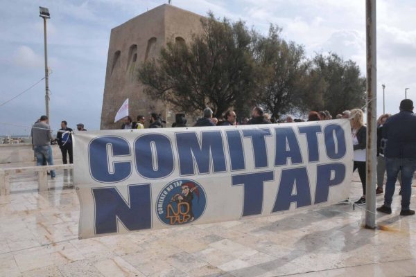 Un momento della protesta dei No Tap sul lungomare di San Foca, Melendugno (Lecce), 28 ottobre 2018. Alcuni attivisti che partecipano alla manifestazione hanno bruciato le proprie tessere elettorali e le foto che ritraevano i volti dei parlamentari del M5S eletti in Salento, compresa quella del ministro del Sud, Barbara Lezzi, e il simbolo del Movimento pentastellato. ANSA/CLAUDIO LONGO