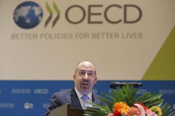 epa05861111 Organisation for Economic Co-operation and Development (OECD) Economics Department's Director of Country Studies Alvaro Pereira speaks during a press conference for the launch of the OECD Economic Survey of China in Beijing, China, 21 March 2017.  EPA/WU HONG
