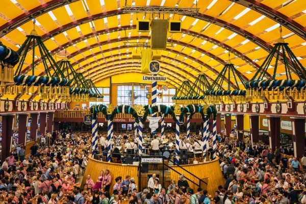 Munich,,Germany-,October,2,,2014:,People,Drinking,In,The,Lowenbrau