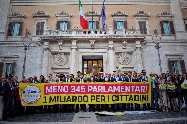 Uno striscione con le foto delle poltrone esposto dai parlamentari M5S e accanto ad esso delle gigantesche forbici di cartone, davanti alla Camera dopo il varo della riforma che riduce il numero degli eletti, Roma, 08 ottobre 2019.
ANSA/UFFICIO STAMPA M5S
+++ ANSA PROVIDES ACCESS TO THIS HANDOUT PHOTO TO BE USED SOLELY TO ILLUSTRATE NEWS REPORTING OR COMMENTARY ON THE FACTS OR EVENTS DEPICTED IN THIS IMAGE; NO ARCHIVING; NO LICENSING +++