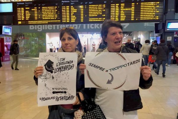 Trenord: pendolari in protesta a stazione Garibaldi a Milano. 'E' sempre troppo tardi' lo slogan della manifestazione. ANSA