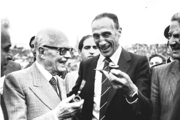 20041019-MILANO-SPE-MOSTRE: PERTINI:UN SECOLO DI STORIA ITALIANA. Un'immagine dell'11 luglio 1982 di Sandro Pertini con Enzo Bearzot, allenatore della squadra italiana ai mondiali di Spagna; la posizione di Bearzot, visti gli esordi difficili della squadra azzurra nel Campionato, fu lungamente contestata, fino alle vittorie nelle partite ad eliminazione diretta. La foto è esposta al Palazzo della Ragione a Milano alla mostra:  " Pertini: un secolo di storia italiana " .  ANSA