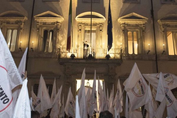 Il vicepremier Luigi Di Maio e i ministri del M5s si sono affacciati dalle finestre di palazzo Chigi per salutare il gruppo di manifestanti che stanno festeggiando davanti palazzo Chigi. "Ce l'abbiamo fatta", esultano.
ANSA/UFFICIO STAMPA PALAZZO CHIGI/FILIPPO ATTILI
+++ ANSA PROVIDES ACCESS TO THIS HANDOUT PHOTO TO BE USED SOLELY TO ILLUSTRATE NEWS REPORTING OR COMMENTARY ON THE FACTS OR EVENTS DEPICTED IN THIS IMAGE; NO ARCHIVING; NO LICENSING +++