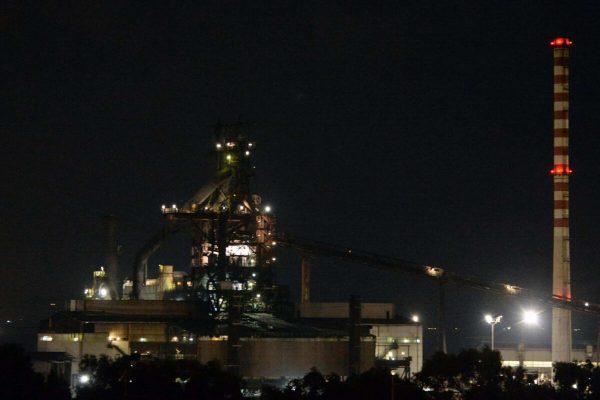 Un momento del presidio davanti alla fabbrica  Lucchini per protestare contro il jobs act a Piombino.ANSA/FRANCO SILVI