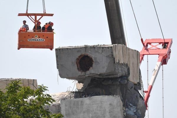 The technicians and experts at work to evaluate the remains of the structural elements of Morandi bridge that could be useful for the investigations in Genoa, 21 August 2018. ANSA / LUCA ZENNARO