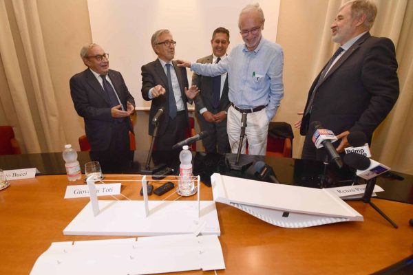 (Da sx) L'AD di Fincantieri Giuseppe Bono, l'AD di Autostrade Giovanni Castellucci,  l'archietto Renzo Piano, il presidente della regione Liguria Giovanni Toti, il sindaco di Genova Marco Bucci con i modellini in scala del ponte progettato da Piano. Genova, 07 settembre 2018. ANSA/LUCA ZENNARO