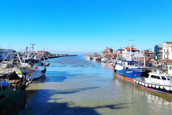 Gli equipaggi dei pescherecci  hanno fatto suonare a lungo le sirene nel porto canale per protestare contro il caro carburante a IFiumicino, 19 febbraio 2022.
ANSA/Telenews