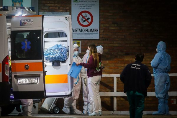Ambulanze al pronto soccorso dell’ospedale Cotugno, Napoli, 7 Gennaio 2022. ANSA/ CESARE ABBATE