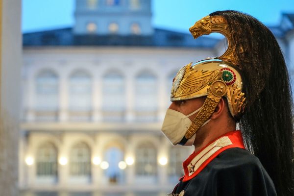 Un corazziere nel cortile di Palazzo del Quirinale, Roma, 25 novembre 2021.
ANSA/ALESSANDRO DI MEO