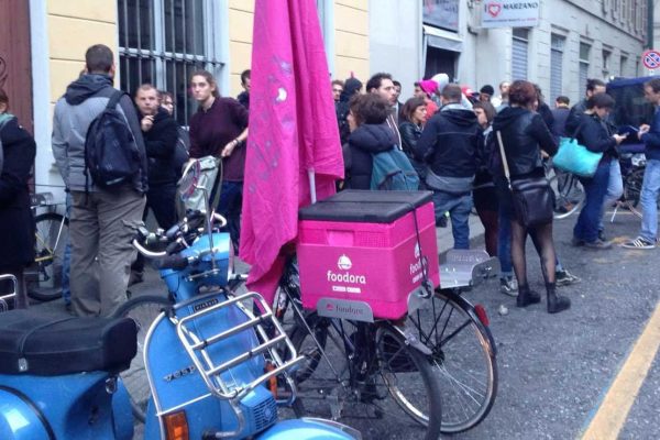 La protesta dei 'riders' di Foodora, i ragazzi che consegnano il cibo a domicilio, davanti alla sede torinese. "Lavoriamo con contratti al limite del legale. Adesso basta",
scrivono in un volantino in cui chiedono un aumento della
retribuzione "pari a poco più di 2 euro per consegna". Torino, 10 ottobre 2016. ANSA/ AMALIA ANGOTTI