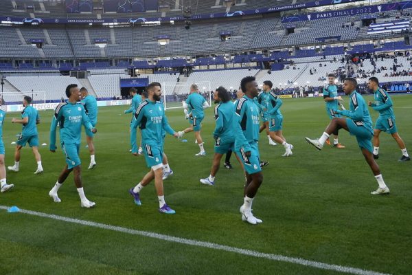 epa09980866 Players of Real Madrid attend the team's training session at Stade de France in Saint-Denis, near Paris, France, 27 May 2022. Real Madrid will face Liverpool FC in their UEFA Champions League final on 28 May 2022.  EPA/YOAN VALAT