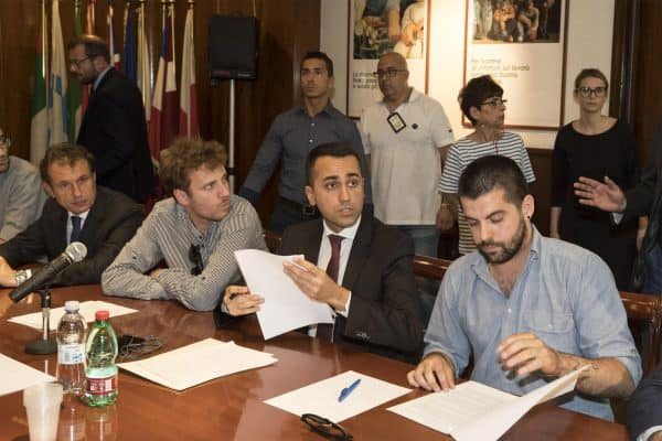 Il neoministro del Lavoro e dello Sviluppo economico, Luigi Di Maio, durante l'incontro al ministero del Lavoro con un gruppo di riders, i fattorini che in bici fanno consegne a domicilio, Roma, 4 giugno 2018. ANSA/MASSIMO PERCOSSI