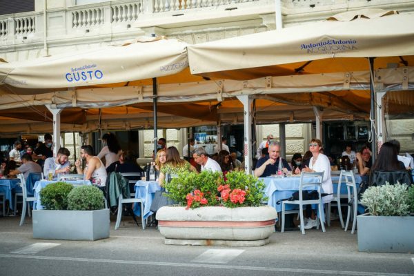 I napoletani si godono la temperatura mite pranzando nei ristoranti sul lungomare di Napoli, 30 Maggio 2021  ANSA/CESARE ABBATE/
