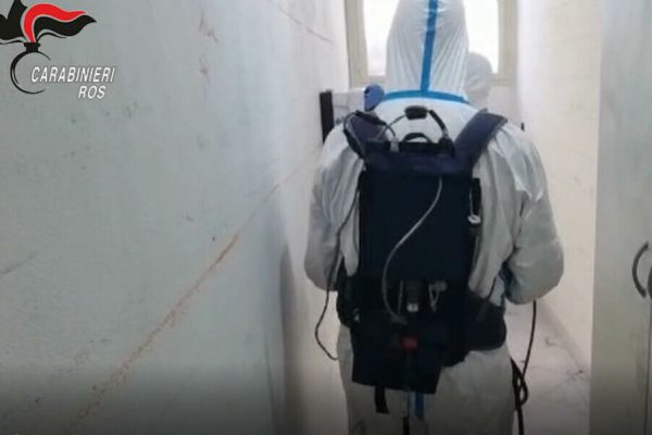 Un frame tratto da un video dei Carabinieri del ROS mostra i militari dell'Arma che compiono rilevamenti nel covo di Matteo Messina Denaro, 02 febbraio 2023.   NPK    ANSA / Frame da video Carabinieri ROS    +++ ANSA PROVIDES ACCESS TO THIS HANDOUT PHOTO TO BE USED SOLELY TO ILLUSTRATE NEWS REPORTING OR COMMENTARY ON THE FACTS OR EVENTS DEPICTED IN THIS IMAGE; NO ARCHIVING; NO LICENSING +++