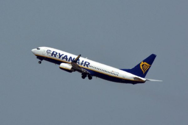 Un aereo della Ryanair decollato dall'aeroporto di Fiumicino. La compagnia irlandese ha raggiunto un accordo con i piloti irlandesi. Lo ha reso noto il sindacato Forsa, secondo quanto riferisce Bloomberg, spiegando che ora l'intesa verrà messa al voto e il sindacato raccomanda ai piloti di dare pareere positivo.
ANSA/Telenews