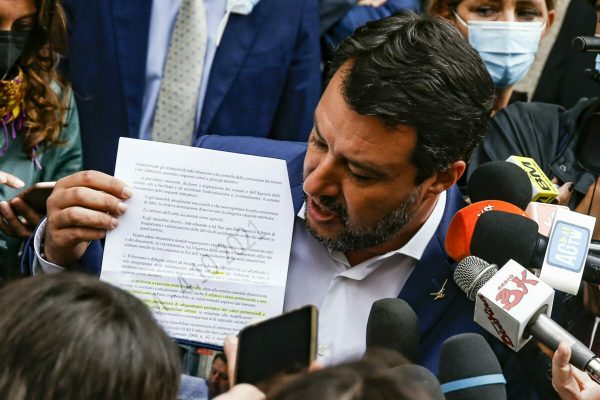 Il leader della Lega, Matteo Salvini, parla con i giornalisti nei pressi del Senato, Roma, 6 ottobre 2021. ANSA/FABIO FRUSTACI