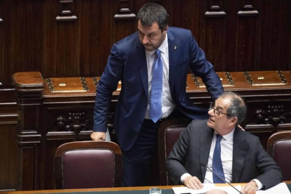 I ministri dell'Interno, Matteo Salvini, e dell'Economia e delle Finanze, Giovanni Tria (D), nel corso del question time a Montecitorio, Roma, 12 giugno 2019.   ANSA/MAURIZIO BRAMBATTI