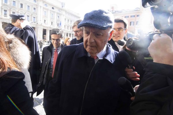 Il ministro per gli Affari europei, Paolo Savona, al suo arrivo a palazzo Chigi per il Consiglio dei ministri per la ratifica ai vertici della Consob, Roma, 5 febbraio 2019. ANSA/CLAUDIO PERI