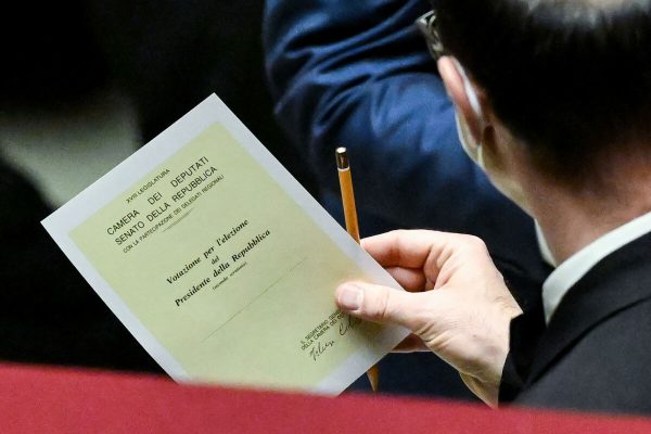 La scheda per votare in Aula di Montecitorio durante la seconda votazione del Parlamento in seduta comune integrato dai delegati regionali per eleggere il presidente della Repubblica, Roma, 25 gennaio 2022.
ANSA/ALESSANDRO DI MEO