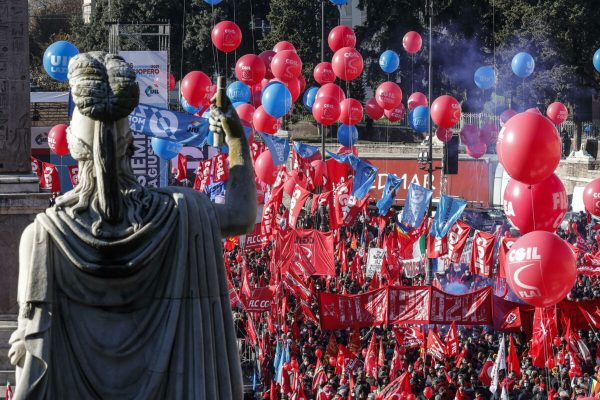 Una veduta di piazza del Popolo in occasione della manifestazione "Insieme per la giustizia" nell'ambito dello sciopero generale Cgil e Uil, Roma, 16 dicembre 2021. ANSA/ GIUSEPPE LAMI