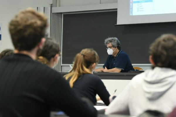 Studenti universitari del Politecnico seguono una lezione in presenza, Milano, 12 aprile 2021. Suona la campanella da questa mattina per quasi 6,6 milioni di alunni sugli 8,5 milioni delle scuole statali e paritarie, otto su dieci. Quasi un milione in più della settimana scorsa, di cui ben 400 mila in Lombardia. ANSA/DANIEL DAL ZENNARO