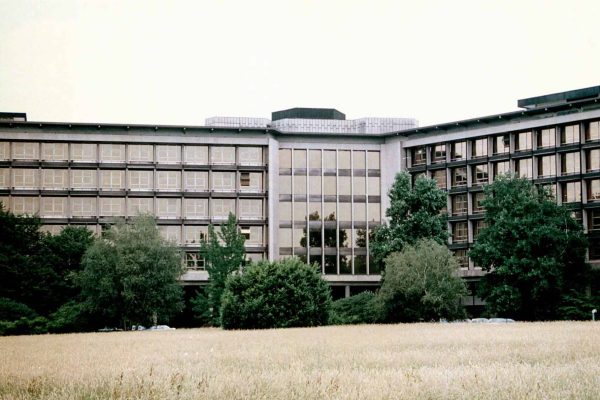 19990222 - TORINO - ECO - TELECOM: OLIVETTI CONVOCA ASSEMBLEA PER AUMENTO CAPITALE - Una foto della sede della Olivetti ad Ivrea. Oggi e' stato deciso che  mercoledi' prossimo si riunira' il consiglio di amministrazione della societa' per convocare la relativa assemblea straordinaria per  l' aumento di capitale in arrivo per Olivetti per finanziare l' OPA su Telecom . LA PRESSE/ANSA/DEF