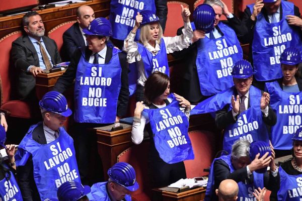 I senatori Fi si alzano dai banchi dell'Aula indossando gilet blu con su scritto "Sì lavoro, No bugie", durante le dichiarazioni di voto sul decretone in materia di reddito di cittadinanza e di pensioni, Roma, 27 febbraio 2019.
ANSA/ALESSANDRO DI MEO