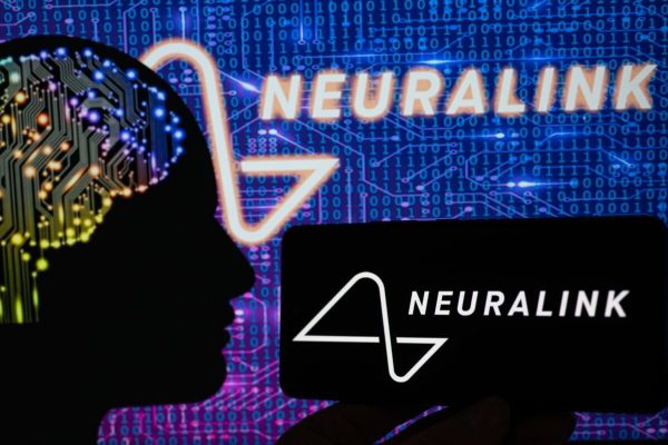 Neuralink,Displayed,On,Mobile,With,Chip,Brain,Seen,On,Screen.