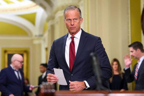 John Thune, leader della maggioranza al Senato. La Camera giovedì ha dato il via al secondo shutdown di un governo federale.