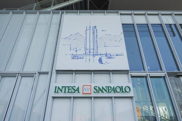 intesa sanpaolo Claudio Divizia / Shutterstock.com