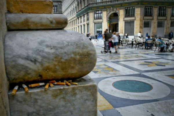 Cicche di sigarette lasciate tra le pieghe di un fregio in galleria Umberto a Napoli . Venerdì 31 maggio si celebra la giornata mondiale contro il tabacco e contro l'inquinamento provocato dal fumo e dai mozziconi abbandonati in strada, sulle spiagge ed in mare. 29 maggio 2019
ANSA / CIRO FUSCO