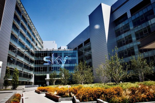 Gli studi Sky della nuova sede di Santa Giulia, a Milano, primo luglio 2011. Sky Italia ha raggiunto i 5 milioni di abbonati: lo annuncia la stessa piattaforma satellitare. ANSA / UFFICIO STAMPA SKY +++NO SALES - EDITORIAL USE ONLY+++