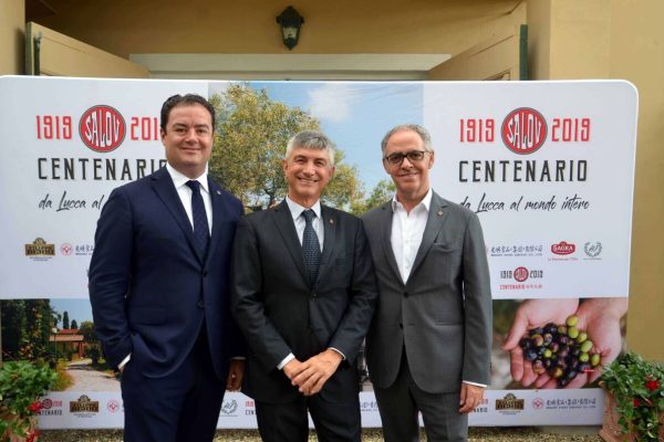 foto umicini-VECDCHIANO VILLA FILIPPO BERIO CONFERENZA STAMPA PRESENTAZIONE NUOVO AMMINISTRATORE DELEGATO
DA SINISTRA IL DIRETTORE MARKEING EMANUELE SIENA, L'AMMINISTRATOR DELGATO ING FABIO MACCARI E IL DIRETTORE COMMERCIALE MAURO TOSINI