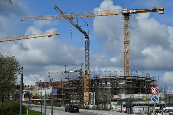 19 May 2021, Thuringia, Oberhof: Cranes rotate above the construction site for a four-star family resort. An entrepreneur from Austria is investing around 50 million euros in the new building. By spring 2022, 110 family suites and 15 chalets will be built in the "Grand Green Familux Resort". 140 year-round jobs will be created. Photo: Martin Schutt/dpa-Zentralbild/ZB