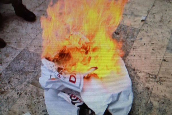 Un momento della protesta dei No Tap sul lungomare di San Foca, Melendugno (Lecce), 28 ottobre 2018. Alcuni attivisti che partecipano alla manifestazione hanno bruciato le proprie tessere elettorali e le foto che ritraevano i volti dei parlamentari del M5S eletti in Salento, compresa quella del ministro del Sud, Barbara Lezzi, e il simbolo del Movimento pentastellato. ANSA