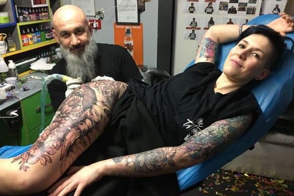 Modena, 16 febbraio - La sessione di tatuaggi più lunga al mondo su una persona sola. Questo il Guinness World Record che si sta aggiudicando  Alessandro Bonacorsi, in arte Alle Tattoo, tatuatore che ha lo studio a Limidi di Soliera (in provincia di Modena). Il record da battere, come fa sapere l'entourage di Alle Tatoo "era di 52 ore e 56 minuti". Mentre il tatuatore modenese è già arrivato a 60 ore consecutive (avendo cominciato l'impresa alle 8.14 di mercoledì scorso, 14 febbraio).   La persona che sta accompagnando Alle Tattoo  in questa impresa è Serena Cavani, imprenditrice 32enne di Formigine, sempre in provincia di Modena. In attesa che il record venga certificato, proprio a Limidi di Soliera, Alle Tattoo è in questo momento ancora all'opera; si tratterebbe del 14esimo record portato a casa negli ultimi dieci anni dal modenese.