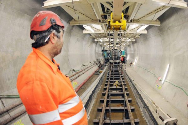 Lo stato di avanzamento dei lavori e inizio scavo del tunnel per la linea ferroviaria Torino-Lione nel cantiere TAV a Chiomonte, Torino,12 Novembre 2013 ANSA/ ALESSANDRO DI MARCO