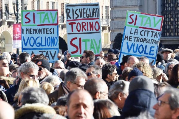 Flash Mob SI TAV in Piazza Castello, Torino, 12 gennaio 2019 ANSA/ ALESSANDRO DI MARCO