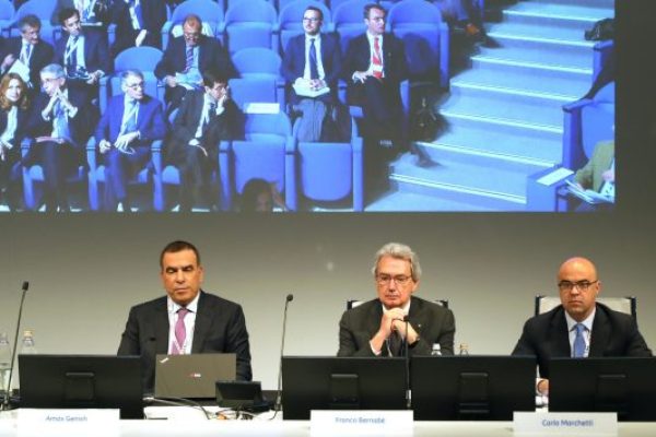 (S-D) L'ad Amos Genish, il vicepresidente Franco Bernabe' e il notaio Carlo Marchetti durante l'assemblea di Tim, Rozzano (Milano), 4 maggio 2018. ANSA/ MATTEO BAZZI