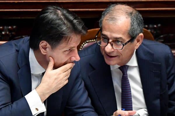 Il presidente del Consiglio, Giuseppe Conte (S), con il ministro dell'Economia, Giovanni Tria, durante il dibattito alla Camera sul voto di fiducia al nuovo Governo, Roma, 06 giugno 2018. ANSA/ETTORE FERRARI