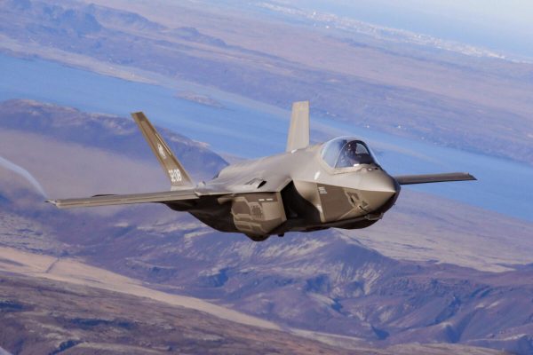 Caccia F35 italiani in volo sopra l'islanda impiegati nell'operazione NATO Northern Lightning, Keflavik (ISL) 10 Ottobre 2019. ANSA/GIUSEPPE LAMI
Operazione NATO Northern Lightning - Per la prima volta un caccia di quinta generazione  ? impiegato in una missione di Air Policing, l?Italia in Islanda ?  il primo paese ad impiegare in un?operazione NATO il velivolo F-35A. Sono sei i caccia F-35, provenienti dal 32? Stormo di Amendola, che hanno il compito di preservare l?integrit? dello spazio aereo della NATO, rafforzando l'attivit? di sorveglianza dei cieli?dell?Islanda che non possiede capacit? e strutture per la difesa aerea autonoma. L'attivit? di Air Policing consiste nella continua sorveglianza dell'integrit? dello spazio aereo della NATO nonch? nell'identificazione di eventuali sue violazioni all'integrit?, dinnanzi alle quali scattano appropriate azioni di contrasto, come, ad esempio, il decollo rapido di velivoli caccia intercettori, che in termini tecnici ? definito scramble. Sede della Task Force Air (TFA) 32nd Wing ? la base aerea di Keflavik (ISL) dove opereranno per tre settimane piloti, personale tecnico, logistico e della Force Protection