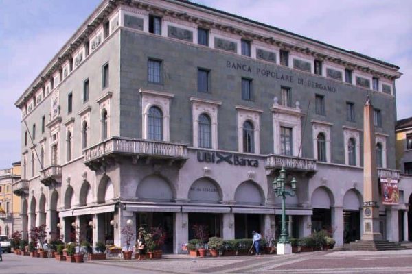 La sede ''storica'' di Bergamo della Ubi Banca in una foto diffusa dall'ufficio stampa, 29 marzo 2011. Lo spettro degli aumenti di capitale per le banche sta appesantendo Piazza Affari, Ubi banca cede il 10,84%. ANSA / UFFICIO STAMPA UBI BANCA +++NO SALES - EDITORIAL USE ONLY+++