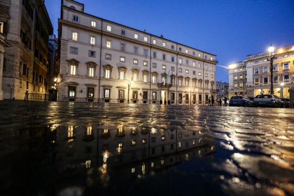 Una veduta esterna di Palazzo Chigi durante l'incontro della delegazione del M5S con il premier Mario Draghi sulla manovra, Roma, 29 novembre 2021. 
ANSA/FABIO FRUSTACI