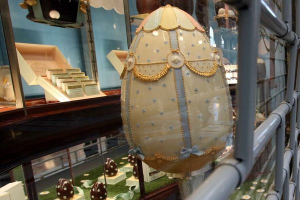 La vetrina di pasticceria, chiusa, a tema pasquale con uova di cioccolato in Galleria Vittorio Emanuele a Milano, 30 marzo 2021.
ANSA/PAOLO SALMOIRAGO