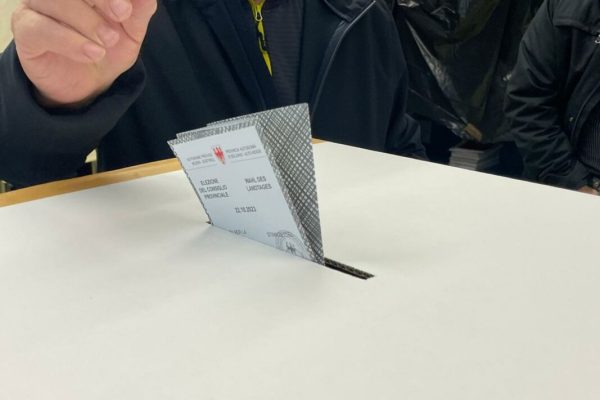 Un elettore infila la scheda votata nell'urna per votare per le elezioni provinciali a Bolzano, 22 ottobre 2023. 
ANSA/G.NEWS  ELEZIONI VOTAZIONI URNA SCHEDA ELETTORALE GENERICHE