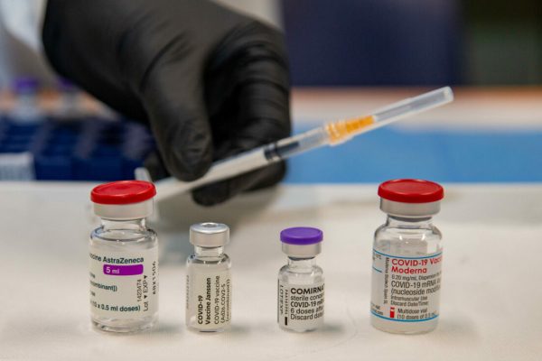 vaccini pfizer astrazeneca moderna johnson